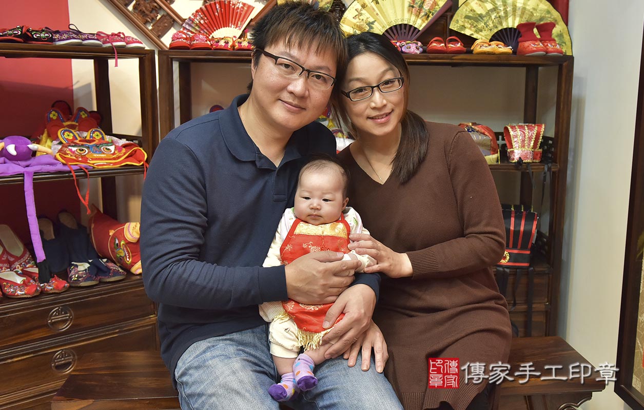 剃胎毛、滿月剃頭、嬰兒剃頭、嬰兒理髮、嬰兒剃髮、嬰兒剃胎毛、嬰兒滿月剃頭、寶寶剃頭、剃胎毛儀式、剃胎毛吉祥話、滿月剃頭儀式、滿月剃頭吉祥話、寶寶剃胎毛、寶寶滿月剃頭理髮、 新竹市香山區剃胎毛、新竹市香山區滿月剃頭、新竹市香山區嬰兒剃頭剃胎毛、新竹市香山區嬰兒理髮、新竹市嬰兒剃髮、 吳寶寶(新竹市香山區嬰兒寶寶滿月剃頭理髮、免費嬰兒剃胎毛儀式吉祥話)。中國風會場，爸媽寶貝免費穿「日中韓」古裝禮服。專業拍照、DVD光碟、證書。★購買「臍帶章、肚臍章、胎毛筆刷印章」贈送：剃頭、收涎、抓周，三選一。2020.01.18照片1