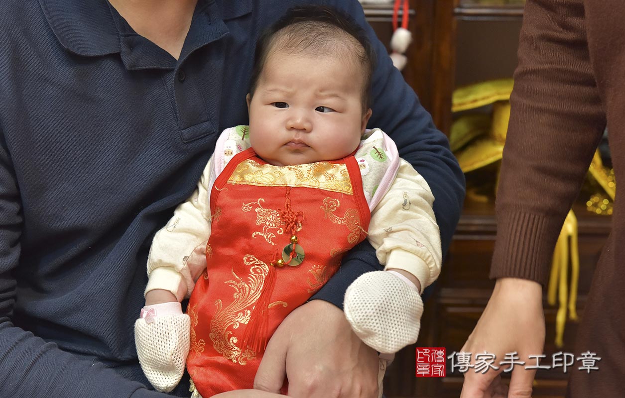 剃胎毛、滿月剃頭、嬰兒剃頭、嬰兒理髮、嬰兒剃髮、嬰兒剃胎毛、嬰兒滿月剃頭、寶寶剃頭、剃胎毛儀式、剃胎毛吉祥話、滿月剃頭儀式、滿月剃頭吉祥話、寶寶剃胎毛、寶寶滿月剃頭理髮、 新竹市香山區剃胎毛、新竹市香山區滿月剃頭、新竹市香山區嬰兒剃頭剃胎毛、新竹市香山區嬰兒理髮、新竹市嬰兒剃髮、 吳寶寶(新竹市香山區嬰兒寶寶滿月剃頭理髮、免費嬰兒剃胎毛儀式吉祥話)。中國風會場，爸媽寶貝免費穿「日中韓」古裝禮服。專業拍照、DVD光碟、證書。★購買「臍帶章、肚臍章、胎毛筆刷印章」贈送：剃頭、收涎、抓周，三選一。2020.01.18照片2