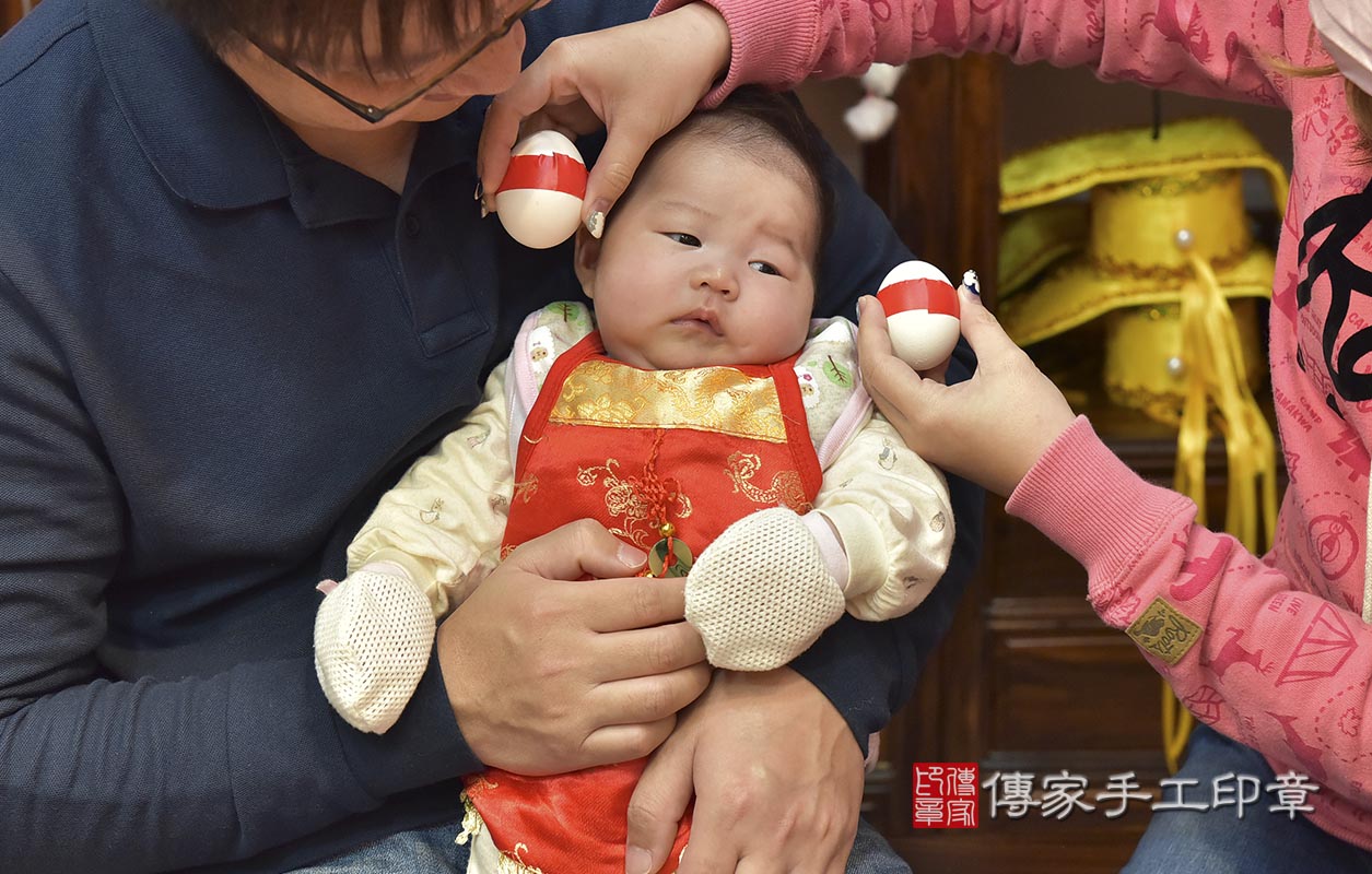 剃胎毛、滿月剃頭、嬰兒剃頭、嬰兒理髮、嬰兒剃髮、嬰兒剃胎毛、嬰兒滿月剃頭、寶寶剃頭、剃胎毛儀式、剃胎毛吉祥話、滿月剃頭儀式、滿月剃頭吉祥話、寶寶剃胎毛、寶寶滿月剃頭理髮、 新竹市香山區剃胎毛、新竹市香山區滿月剃頭、新竹市香山區嬰兒剃頭剃胎毛、新竹市香山區嬰兒理髮、新竹市嬰兒剃髮、 吳寶寶(新竹市香山區嬰兒寶寶滿月剃頭理髮、免費嬰兒剃胎毛儀式吉祥話)。中國風會場，爸媽寶貝免費穿「日中韓」古裝禮服。專業拍照、DVD光碟、證書。★購買「臍帶章、肚臍章、胎毛筆刷印章」贈送：剃頭、收涎、抓周，三選一。2020.01.18照片5