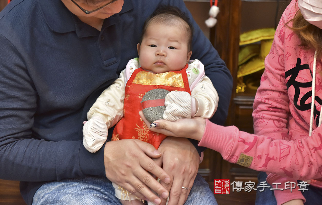 剃胎毛、滿月剃頭、嬰兒剃頭、嬰兒理髮、嬰兒剃髮、嬰兒剃胎毛、嬰兒滿月剃頭、寶寶剃頭、剃胎毛儀式、剃胎毛吉祥話、滿月剃頭儀式、滿月剃頭吉祥話、寶寶剃胎毛、寶寶滿月剃頭理髮、 新竹市香山區剃胎毛、新竹市香山區滿月剃頭、新竹市香山區嬰兒剃頭剃胎毛、新竹市香山區嬰兒理髮、新竹市嬰兒剃髮、 吳寶寶(新竹市香山區嬰兒寶寶滿月剃頭理髮、免費嬰兒剃胎毛儀式吉祥話)。中國風會場，爸媽寶貝免費穿「日中韓」古裝禮服。專業拍照、DVD光碟、證書。★購買「臍帶章、肚臍章、胎毛筆刷印章」贈送：剃頭、收涎、抓周，三選一。2020.01.18照片7