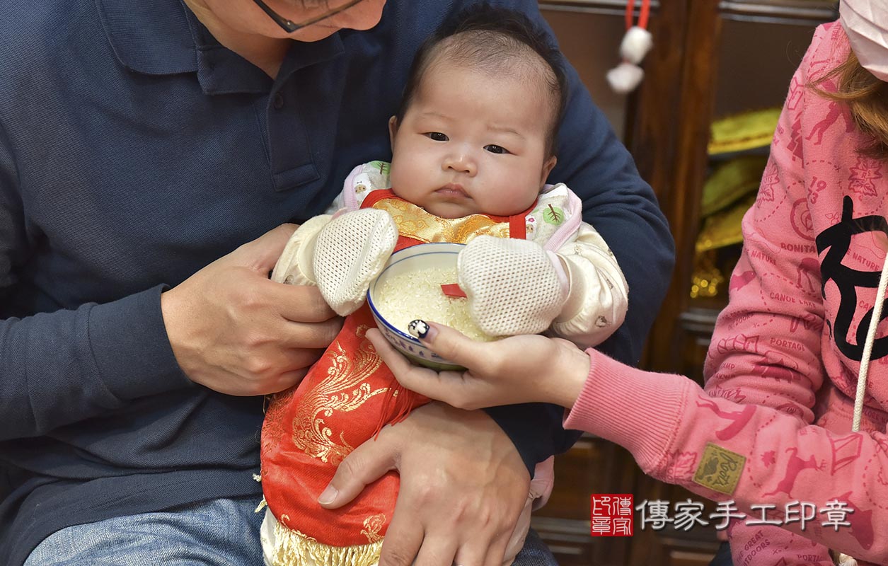 剃胎毛、滿月剃頭、嬰兒剃頭、嬰兒理髮、嬰兒剃髮、嬰兒剃胎毛、嬰兒滿月剃頭、寶寶剃頭、剃胎毛儀式、剃胎毛吉祥話、滿月剃頭儀式、滿月剃頭吉祥話、寶寶剃胎毛、寶寶滿月剃頭理髮、 新竹市香山區剃胎毛、新竹市香山區滿月剃頭、新竹市香山區嬰兒剃頭剃胎毛、新竹市香山區嬰兒理髮、新竹市嬰兒剃髮、 吳寶寶(新竹市香山區嬰兒寶寶滿月剃頭理髮、免費嬰兒剃胎毛儀式吉祥話)。中國風會場，爸媽寶貝免費穿「日中韓」古裝禮服。專業拍照、DVD光碟、證書。★購買「臍帶章、肚臍章、胎毛筆刷印章」贈送：剃頭、收涎、抓周，三選一。2020.01.18照片8