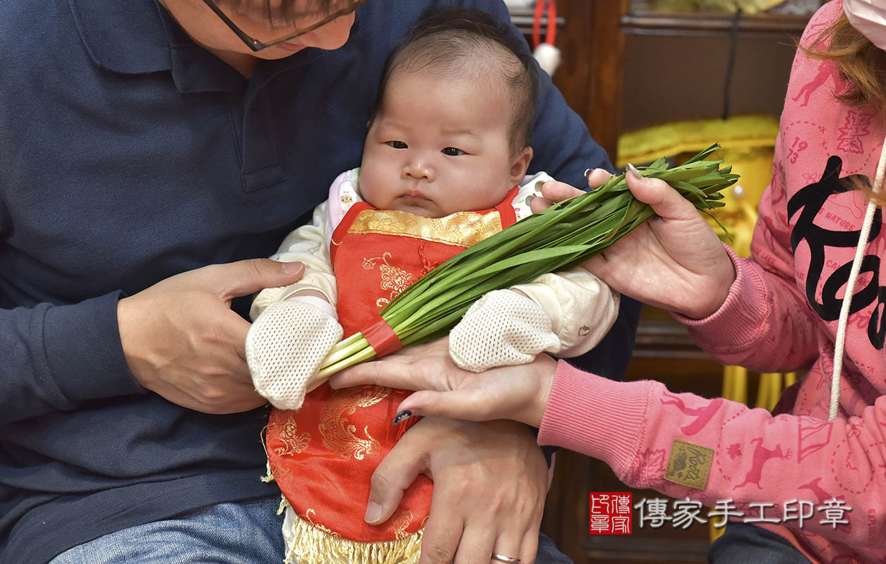 剃胎毛、滿月剃頭、嬰兒剃頭、嬰兒理髮、嬰兒剃髮、嬰兒剃胎毛、嬰兒滿月剃頭、寶寶剃頭、剃胎毛儀式、剃胎毛吉祥話、滿月剃頭儀式、滿月剃頭吉祥話、寶寶剃胎毛、寶寶滿月剃頭理髮、 新竹市香山區剃胎毛、新竹市香山區滿月剃頭、新竹市香山區嬰兒剃頭剃胎毛、新竹市香山區嬰兒理髮、新竹市嬰兒剃髮、 吳寶寶(新竹市香山區嬰兒寶寶滿月剃頭理髮、免費嬰兒剃胎毛儀式吉祥話)。中國風會場，爸媽寶貝免費穿「日中韓」古裝禮服。專業拍照、DVD光碟、證書。★購買「臍帶章、肚臍章、胎毛筆刷印章」贈送：剃頭、收涎、抓周，三選一。2020.01.18照片11
