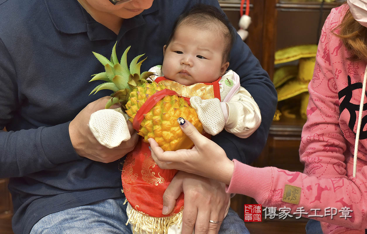 剃胎毛、滿月剃頭、嬰兒剃頭、嬰兒理髮、嬰兒剃髮、嬰兒剃胎毛、嬰兒滿月剃頭、寶寶剃頭、剃胎毛儀式、剃胎毛吉祥話、滿月剃頭儀式、滿月剃頭吉祥話、寶寶剃胎毛、寶寶滿月剃頭理髮、 新竹市香山區剃胎毛、新竹市香山區滿月剃頭、新竹市香山區嬰兒剃頭剃胎毛、新竹市香山區嬰兒理髮、新竹市嬰兒剃髮、 吳寶寶(新竹市香山區嬰兒寶寶滿月剃頭理髮、免費嬰兒剃胎毛儀式吉祥話)。中國風會場，爸媽寶貝免費穿「日中韓」古裝禮服。專業拍照、DVD光碟、證書。★購買「臍帶章、肚臍章、胎毛筆刷印章」贈送：剃頭、收涎、抓周，三選一。2020.01.18照片15