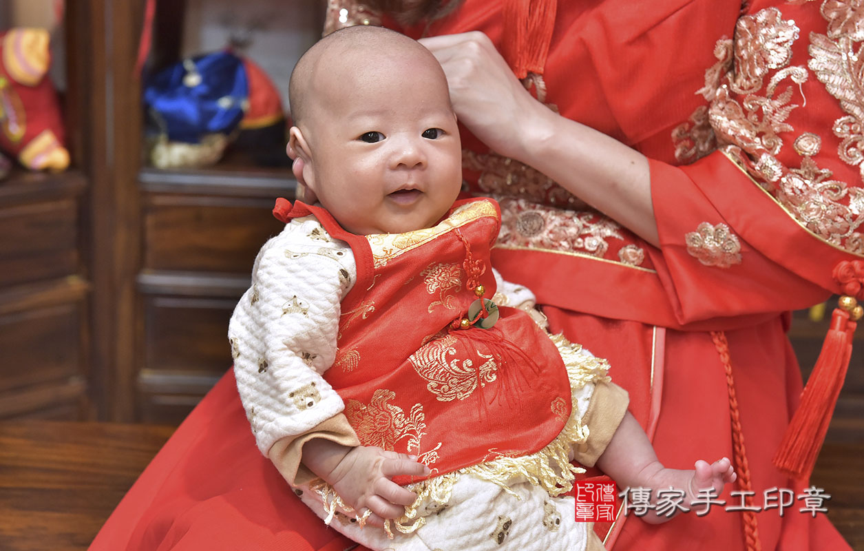 剃胎毛、滿月剃頭、嬰兒剃頭、嬰兒理髮、嬰兒剃髮、嬰兒剃胎毛、嬰兒滿月剃頭、寶寶剃頭、剃胎毛儀式、剃胎毛吉祥話、滿月剃頭儀式、滿月剃頭吉祥話、寶寶剃胎毛、寶寶滿月剃頭理髮、 新竹市香山區剃胎毛、新竹市香山區滿月剃頭、新竹市香山區嬰兒剃頭剃胎毛、新竹市香山區嬰兒理髮、新竹市嬰兒剃髮、 黃寶寶(新竹市香山區嬰兒寶寶滿月剃頭理髮、免費嬰兒剃胎毛儀式吉祥話)。中國風會場，爸媽寶貝免費穿「日中韓」古裝禮服。專業拍照、DVD光碟、證書。★購買「臍帶章、肚臍章、胎毛筆刷印章」贈送：剃頭、收涎、抓周，三選一。2020.02.09照片3