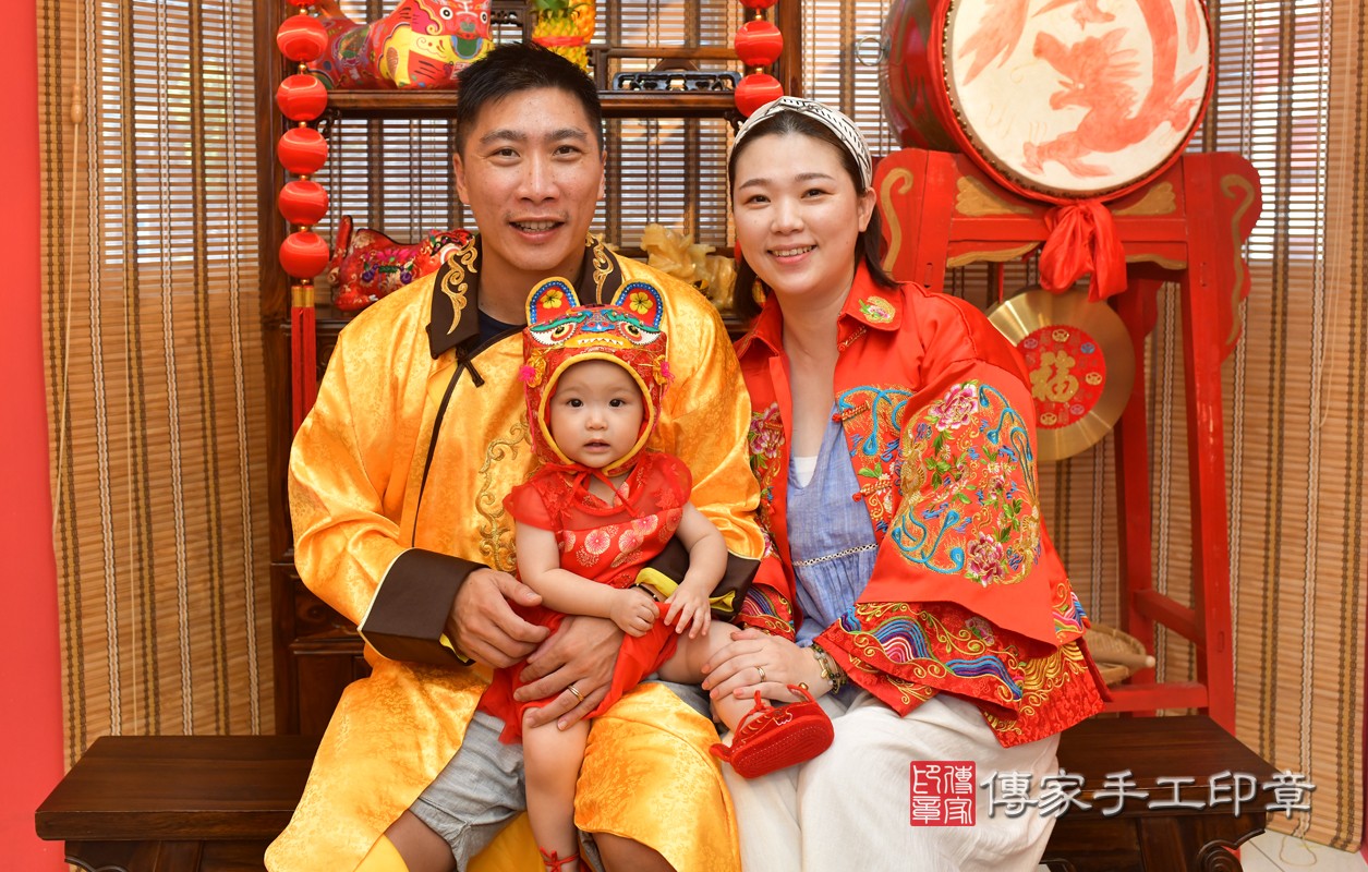 鳳山區王寶寶古禮抓周：滿週歲趨吉避凶的吉祥衣服穿戴。照片1