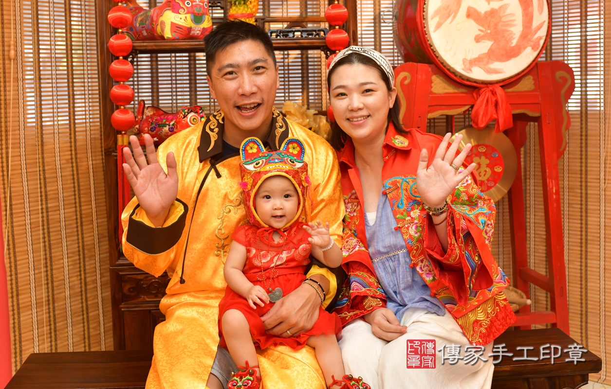 鳳山區王寶寶古禮抓周：寶寶穿戴【抓周春秋戰國虎符、抓周富貴平安翡翠玉鎖片玉珮】。照片1
