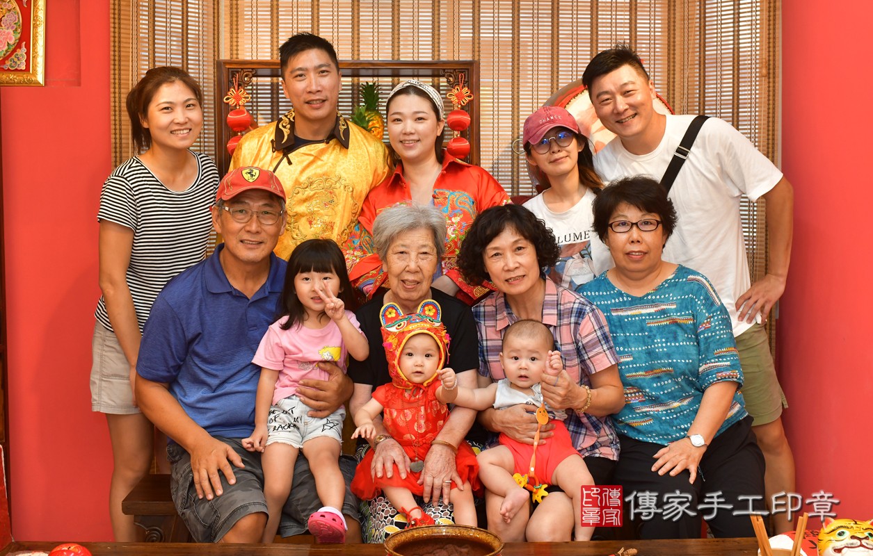 鳳山區王寶寶古禮抓周：抓周全家福大合照。照片1