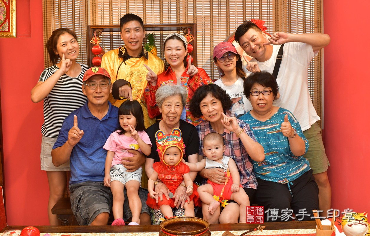鳳山區王寶寶古禮抓周：抓周全家福大合照。照片3