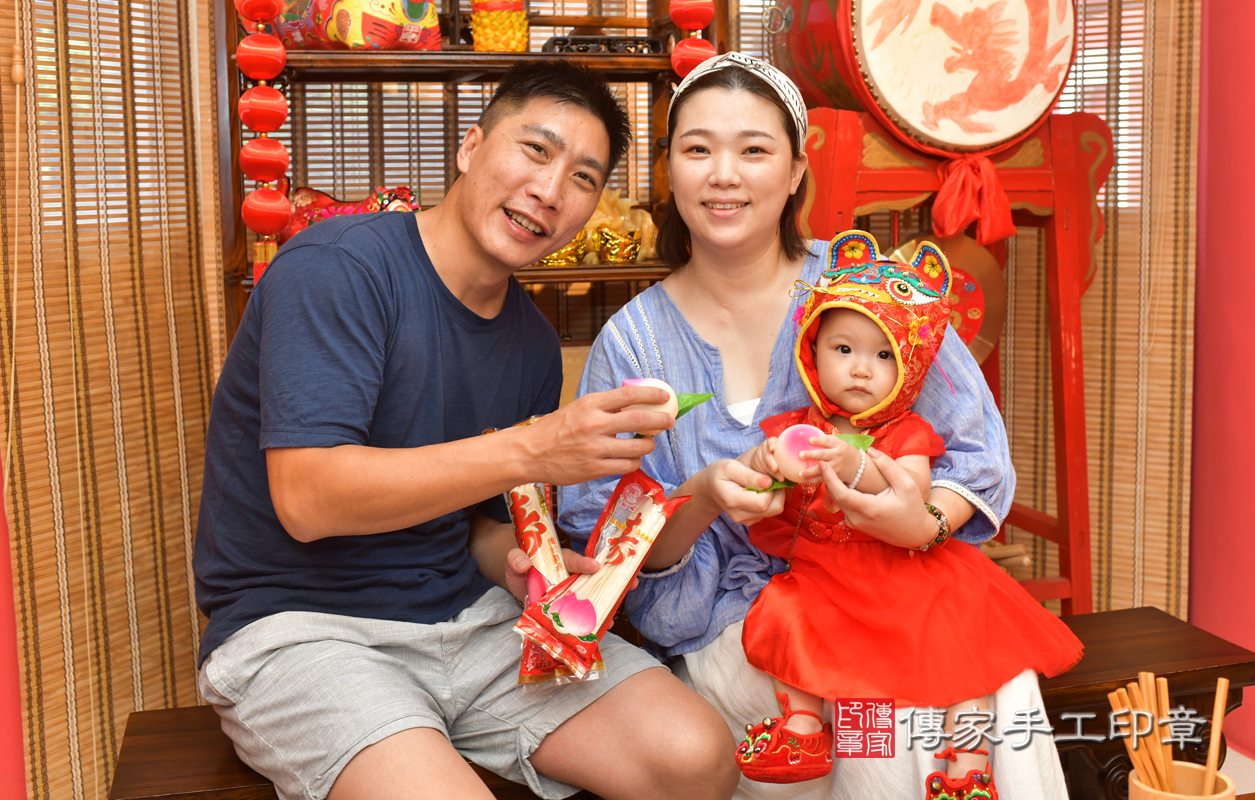 鳳山區王寶寶古禮抓周：抓周儀式【吃壽桃】。照片1