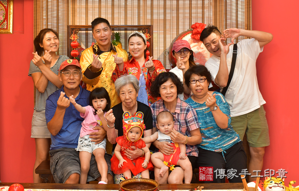 鳳山區王寶寶古禮抓周:抓週全家福大合照。 鳳山區王寶寶古禮抓周:抓週全家福大合照。