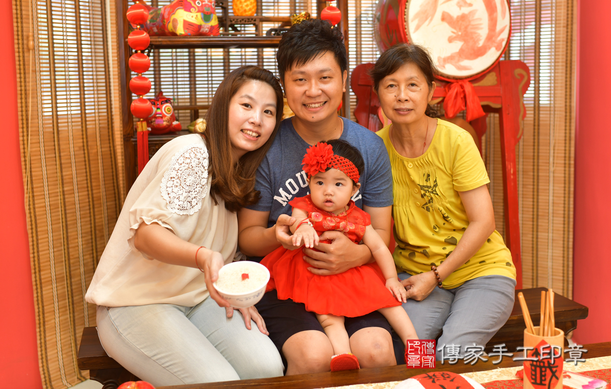 鳳山區蘇寶寶古禮抓周：抓周儀式【吃米飯】。照片1