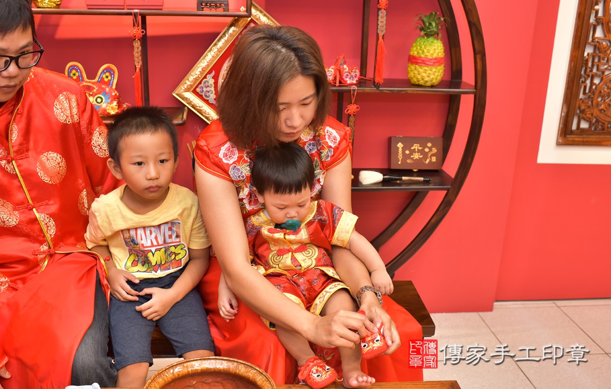 北區柯寶寶古禮抓周：滿週歲趨吉避凶的吉祥衣服穿戴-穿抓周虎鞋。照片2
