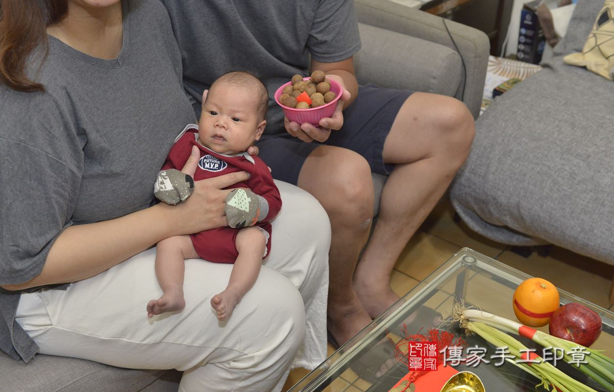 剃胎毛、滿月剃頭、嬰兒剃頭、嬰兒理髮、嬰兒剃髮、嬰兒剃胎毛、嬰兒滿月剃頭、寶寶剃頭、剃胎毛儀式、剃胎毛吉祥話、滿月剃頭儀式、滿月剃頭吉祥話、寶寶剃胎毛、寶寶滿月剃頭理髮、 新北市中和區剃胎毛、新北市中和區滿月剃頭、新北市中和區嬰兒剃頭剃胎毛、新北市中和區嬰兒理髮、新北市嬰兒剃髮、 洪寶寶(新北市中和區到府嬰兒寶寶滿月剃頭理髮、到府嬰兒剃胎毛儀式吉祥話)。到府剃頭剃胎毛主持、專業拍照、DVD光碟、證書。★購買「臍帶章、肚臍章、胎毛筆刷印章」贈送：剃頭、收涎、抓周，三選一。2020.06.09照片15