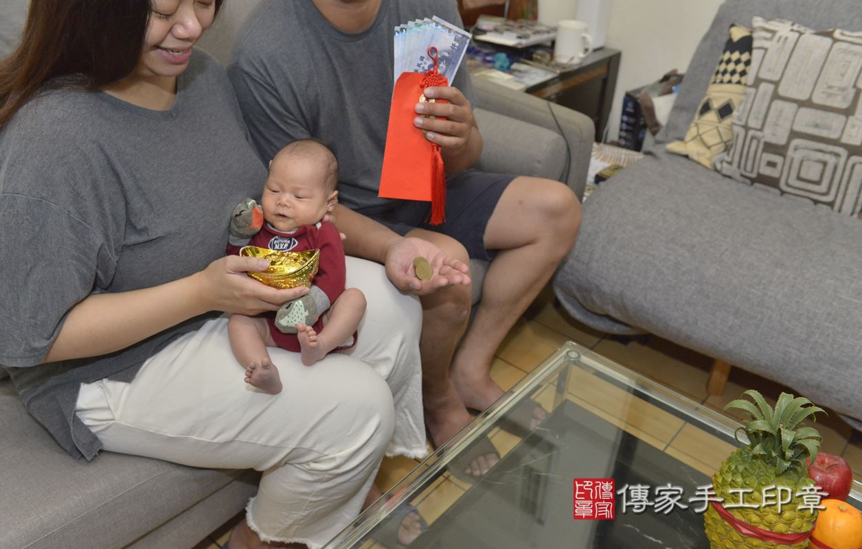 剃胎毛、滿月剃頭、嬰兒剃頭、嬰兒理髮、嬰兒剃髮、嬰兒剃胎毛、嬰兒滿月剃頭、寶寶剃頭、剃胎毛儀式、剃胎毛吉祥話、滿月剃頭儀式、滿月剃頭吉祥話、寶寶剃胎毛、寶寶滿月剃頭理髮、 新北市中和區剃胎毛、新北市中和區滿月剃頭、新北市中和區嬰兒剃頭剃胎毛、新北市中和區嬰兒理髮、新北市嬰兒剃髮、 洪寶寶(新北市中和區到府嬰兒寶寶滿月剃頭理髮、到府嬰兒剃胎毛儀式吉祥話)。到府剃頭剃胎毛主持、專業拍照、DVD光碟、證書。★購買「臍帶章、肚臍章、胎毛筆刷印章」贈送：剃頭、收涎、抓周，三選一。2020.06.09照片29
