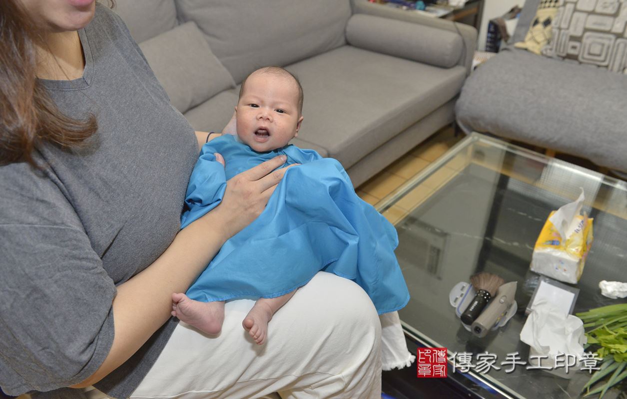 剃胎毛、滿月剃頭、嬰兒剃頭、嬰兒理髮、嬰兒剃髮、嬰兒剃胎毛、嬰兒滿月剃頭、寶寶剃頭、剃胎毛儀式、剃胎毛吉祥話、滿月剃頭儀式、滿月剃頭吉祥話、寶寶剃胎毛、寶寶滿月剃頭理髮、 新北市中和區剃胎毛、新北市中和區滿月剃頭、新北市中和區嬰兒剃頭剃胎毛、新北市中和區嬰兒理髮、新北市嬰兒剃髮、 洪寶寶(新北市中和區到府嬰兒寶寶滿月剃頭理髮、到府嬰兒剃胎毛儀式吉祥話)。到府剃頭剃胎毛主持、專業拍照、DVD光碟、證書。★購買「臍帶章、肚臍章、胎毛筆刷印章」贈送：剃頭、收涎、抓周，三選一。2020.06.09照片31
