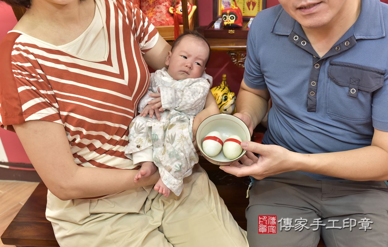剃胎毛、滿月剃頭、嬰兒剃頭、嬰兒理髮、嬰兒剃髮、嬰兒剃胎毛、嬰兒滿月剃頭、寶寶剃頭、剃胎毛儀式、剃胎毛吉祥話、滿月剃頭儀式、滿月剃頭吉祥話、寶寶剃胎毛、寶寶滿月剃頭理髮、 新北市永和區剃胎毛、新北市永和區滿月剃頭、新北市永和區嬰兒剃頭剃胎毛、新北市永和區嬰兒理髮、新北市嬰兒剃髮、 吳寶寶(新北市永和區嬰兒寶寶滿月剃頭理髮、嬰兒剃胎毛儀式吉祥話)。中國風會場，爸媽寶貝穿「日中韓」古裝禮服。專業拍照、DVD光碟、證書。★購買「臍帶章、肚臍章、胎毛筆刷印章」贈送：剃頭、收涎、抓周，三選一。2020.06.11照片7