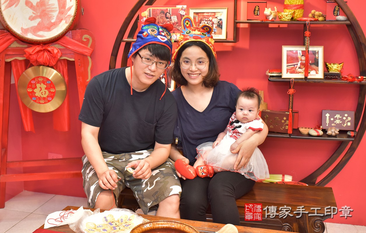 台中市北區趙寶寶古禮收涎祝福活動:為寶寶戴上收涎餅乾。照片1