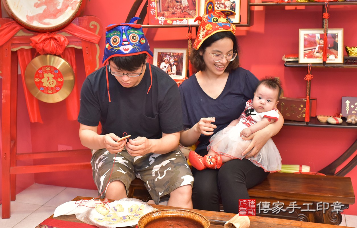 台中市北區趙寶寶古禮收涎祝福活動:為寶寶戴上收涎餅乾。照片2