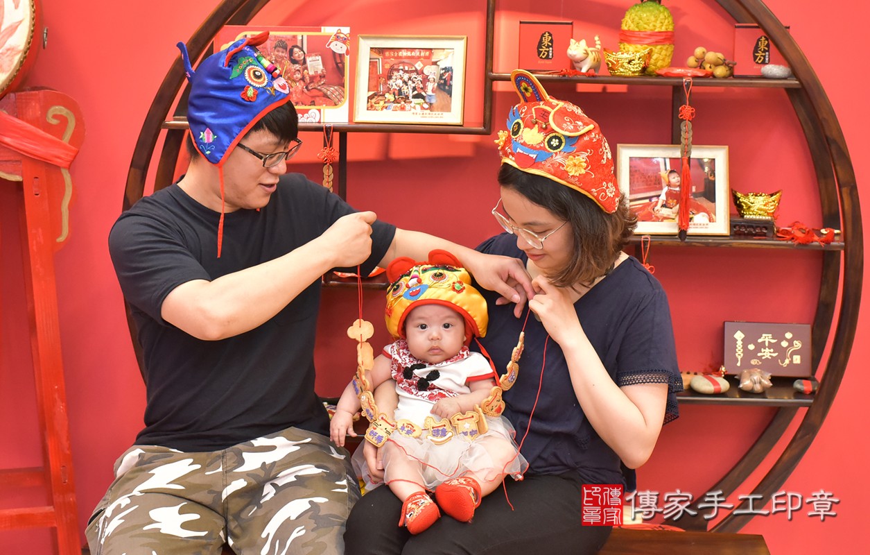台中市北區趙寶寶古禮收涎祝福活動:為寶寶戴上收涎餅乾。照片5