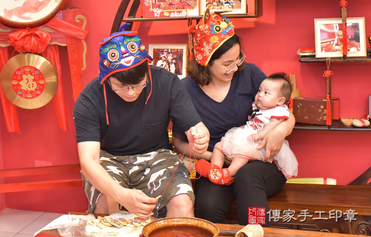 台中市北區趙寶寶古禮收涎祝福活動:為寶寶戴上收涎餅乾。照片6