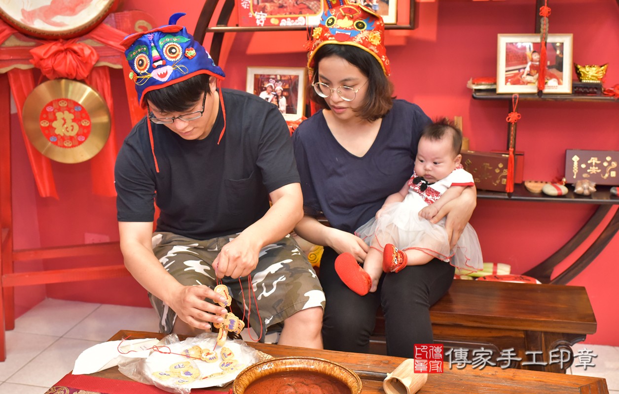 台中市北區趙寶寶古禮收涎祝福活動:為寶寶戴上收涎餅乾。照片4