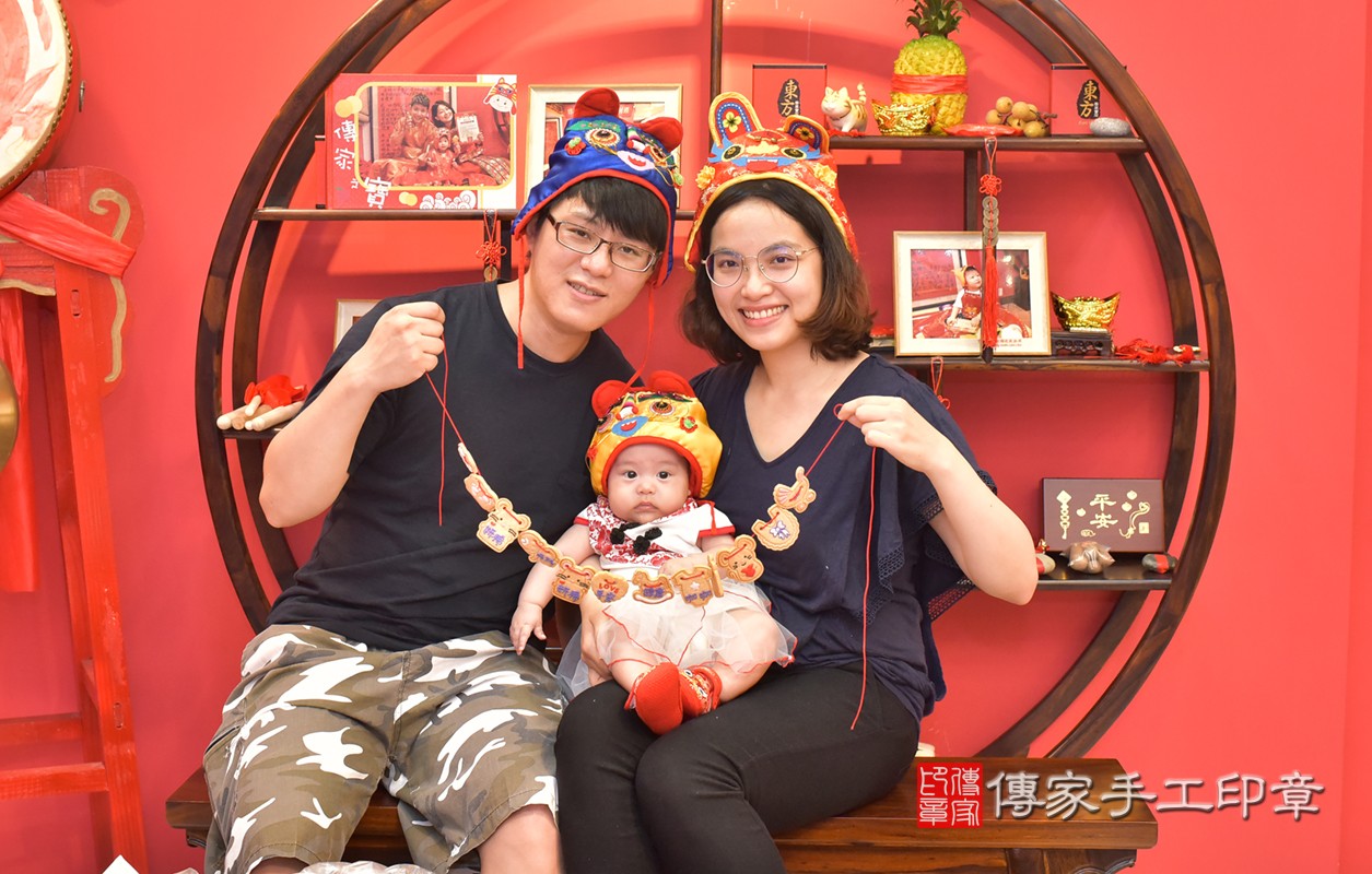 台中市北區趙寶寶古禮收涎祝福活動:為寶寶戴上收涎餅乾。照片3