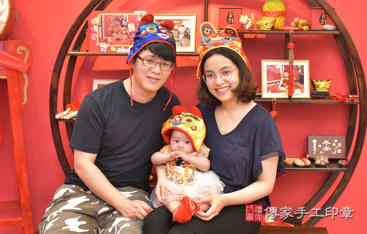台中市北區趙寶寶古禮收涎祝福活動:為寶寶戴上收涎餅乾。照片7