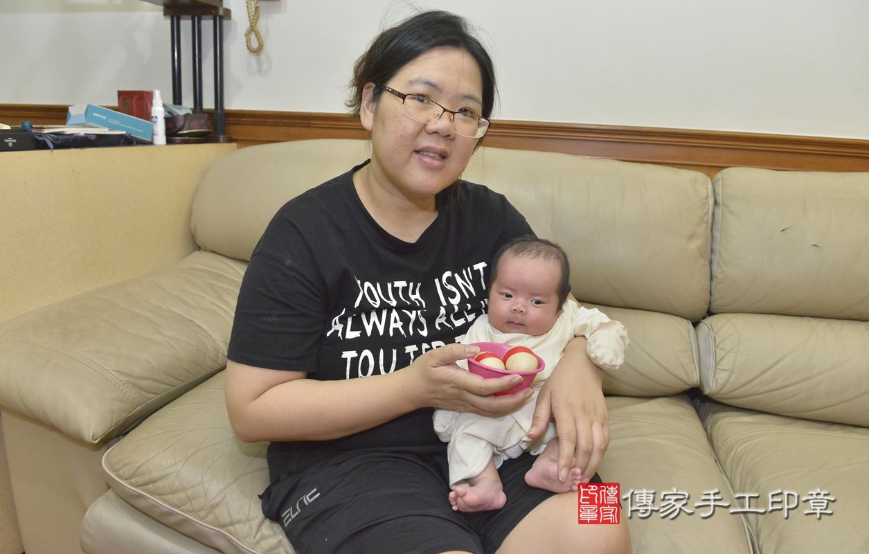 剃胎毛、滿月剃頭、嬰兒剃頭、嬰兒理髮、嬰兒剃髮、嬰兒剃胎毛、嬰兒滿月剃頭、寶寶剃頭、剃胎毛儀式、剃胎毛吉祥話、滿月剃頭儀式、滿月剃頭吉祥話、寶寶剃胎毛、寶寶滿月剃頭理髮、 新北市三重區剃胎毛、新北市三重區滿月剃頭、新北市三重區嬰兒剃頭剃胎毛、新北市三重區嬰兒理髮、新北市嬰兒剃髮、 李寶寶(新北市三重區到府嬰兒寶寶滿月剃頭理髮、到府嬰兒剃胎毛儀式吉祥話)。到府剃頭剃胎毛主持、專業拍照、DVD光碟、證書。★購買「臍帶章、肚臍章、胎毛筆刷印章」贈送：剃頭、收涎、抓周，三選一。2020.06.18照片6