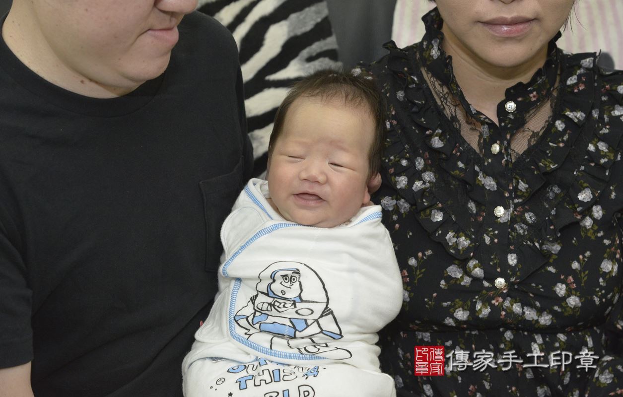 剃胎毛、滿月剃頭、嬰兒剃頭、嬰兒理髮、嬰兒剃髮、嬰兒剃胎毛、嬰兒滿月剃頭、寶寶剃頭、剃胎毛儀式、剃胎毛吉祥話、滿月剃頭儀式、滿月剃頭吉祥話、寶寶剃胎毛、寶寶滿月剃頭理髮、 新北市永和區剃胎毛、新北市永和區滿月剃頭、新北市永和區嬰兒剃頭剃胎毛、新北市永和區嬰兒理髮、新北市嬰兒剃髮、 翁寶寶(新北市永和區到府嬰兒寶寶滿月剃頭理髮、到府嬰兒剃胎毛儀式吉祥話)。到府剃頭剃胎毛主持、專業拍照、DVD光碟、證書。★購買「臍帶章、肚臍章、胎毛筆刷印章」贈送：剃頭、收涎、抓周，三選一。2020.06.18照片3