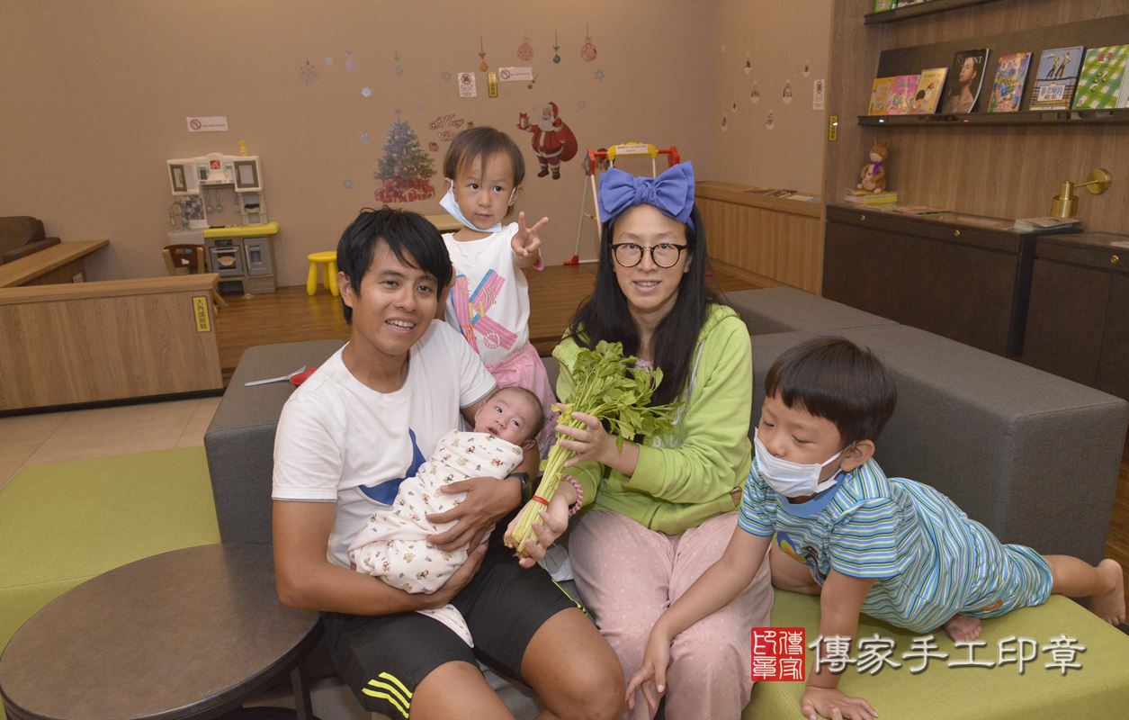 剃胎毛、滿月剃頭、嬰兒剃頭、嬰兒理髮、嬰兒剃髮、嬰兒剃胎毛、嬰兒滿月剃頭、寶寶剃頭、剃胎毛儀式、剃胎毛吉祥話、滿月剃頭儀式、滿月剃頭吉祥話、寶寶剃胎毛、寶寶滿月剃頭理髮、 新北市板橋區剃胎毛、新北市板橋區滿月剃頭、新北市板橋區嬰兒剃頭剃胎毛、新北市板橋區嬰兒理髮、新北市嬰兒剃髮、 乖乖(新北市板橋區到府嬰兒寶寶滿月剃頭理髮、到府嬰兒剃胎毛儀式吉祥話)。到府剃頭剃胎毛主持、專業拍照、DVD光碟、證書。★購買「臍帶章、肚臍章、胎毛筆刷印章」贈送：剃頭、收涎、抓周，三選一。2020.07.01照片19