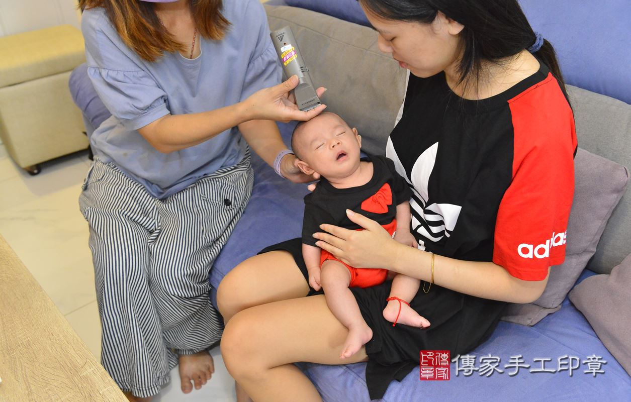 剃胎毛、滿月剃頭、嬰兒剃頭、嬰兒理髮、嬰兒剃髮、嬰兒剃胎毛、嬰兒滿月剃頭、寶寶剃頭、剃胎毛儀式、剃胎毛吉祥話、滿月剃頭儀式、滿月剃頭吉祥話、寶寶剃胎毛、寶寶滿月剃頭理髮、 台北市文山區剃胎毛、台北市文山區滿月剃頭、台北市文山區嬰兒剃頭剃胎毛、台北市文山區嬰兒理髮、台北市嬰兒剃髮、 廖寶寶(台北市文山區到府嬰兒寶寶滿月剃頭理髮、到府嬰兒剃胎毛儀式吉祥話)。到府剃頭剃胎毛主持、專業拍照、DVD光碟、證書。★購買「臍帶章、肚臍章、胎毛筆刷印章」贈送：剃頭、收涎、抓周，三選一。2020.07.06照片36