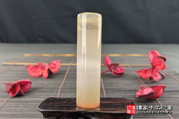 半手工噴砂印章:原色瑪瑙臍帶章實際成品、印章作品分享、原色瑪瑙印章材質介紹。(臍帶印章、肚臍章、肚臍印章,一圓一方)傳家手工印章高雄店。2020.08.27,照片1 半手工噴砂印章:原色瑪瑙臍帶章實際成品、印章作品分享、原色瑪瑙印章材質介紹。(臍帶印章、肚臍章、肚臍印章,一圓一方)傳家手工印章高雄店。2020.08.27,照片1