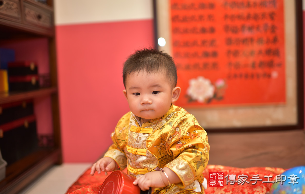 北區蕭寶寶古禮抓周：滿週歲趨吉避凶的吉祥衣服穿戴。照片1535.jpg
