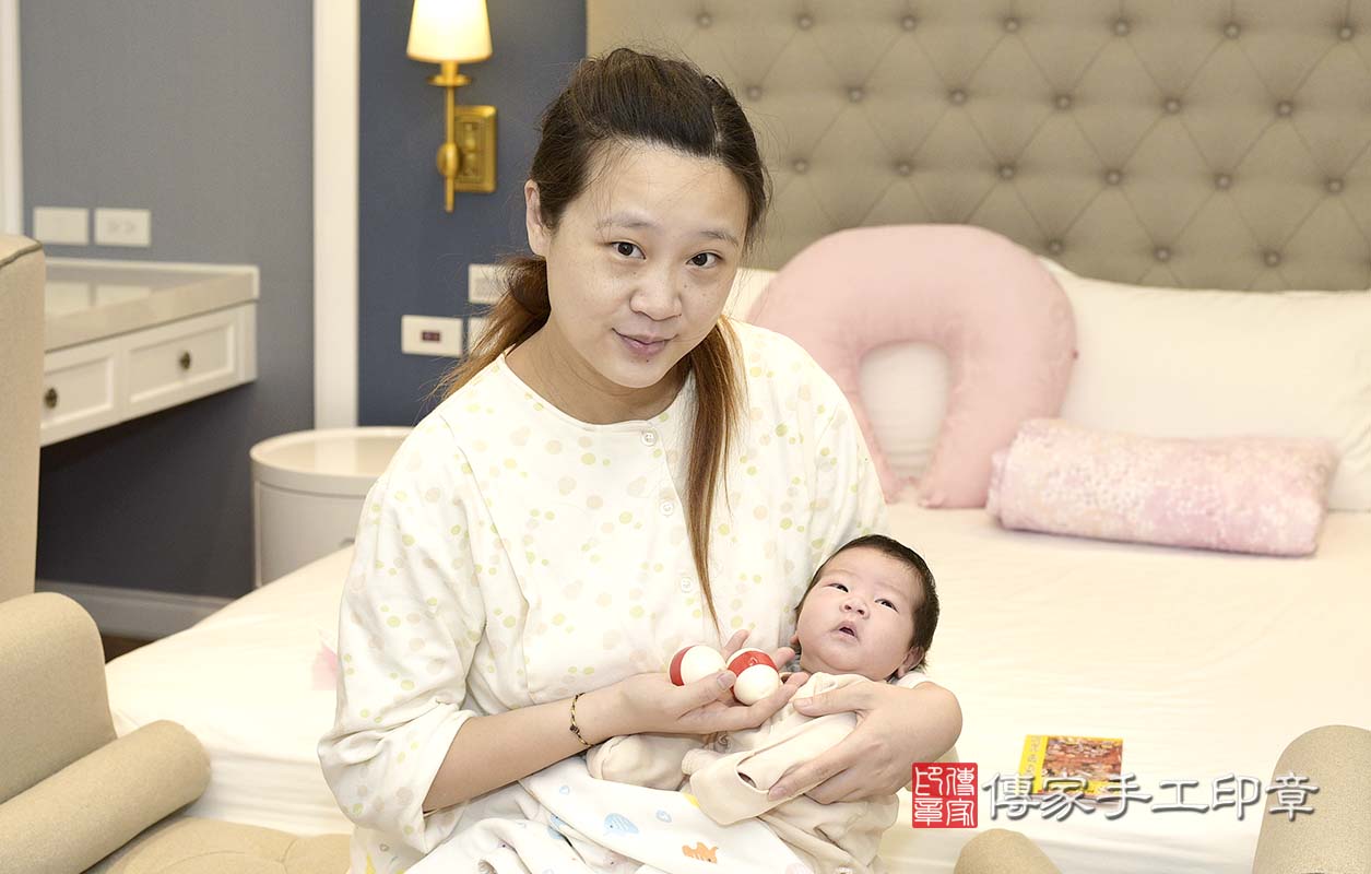 剃胎毛、滿月剃頭、嬰兒剃頭、嬰兒理髮、嬰兒剃髮、嬰兒剃胎毛、嬰兒滿月剃頭、寶寶剃頭、剃胎毛儀式、剃胎毛吉祥話、滿月剃頭儀式、滿月剃頭吉祥話、寶寶剃胎毛、寶寶滿月剃頭理髮、 桃園市八德區剃胎毛、桃園市八德區滿月剃頭、桃園市八德區嬰兒剃頭剃胎毛、桃園市八德區嬰兒理髮、桃園市嬰兒剃髮、 曾寶寶(桃園市八德區嬰兒寶寶滿月剃頭理髮、免費嬰兒剃胎毛儀式吉祥話)。中國風會場，爸媽寶貝免費穿「日中韓」古裝禮服。專業拍照、DVD光碟、證書。★購買「臍帶章、肚臍章、胎毛筆刷印章」贈送：剃頭、收涎、抓周，三選一。2020.07.20照片5