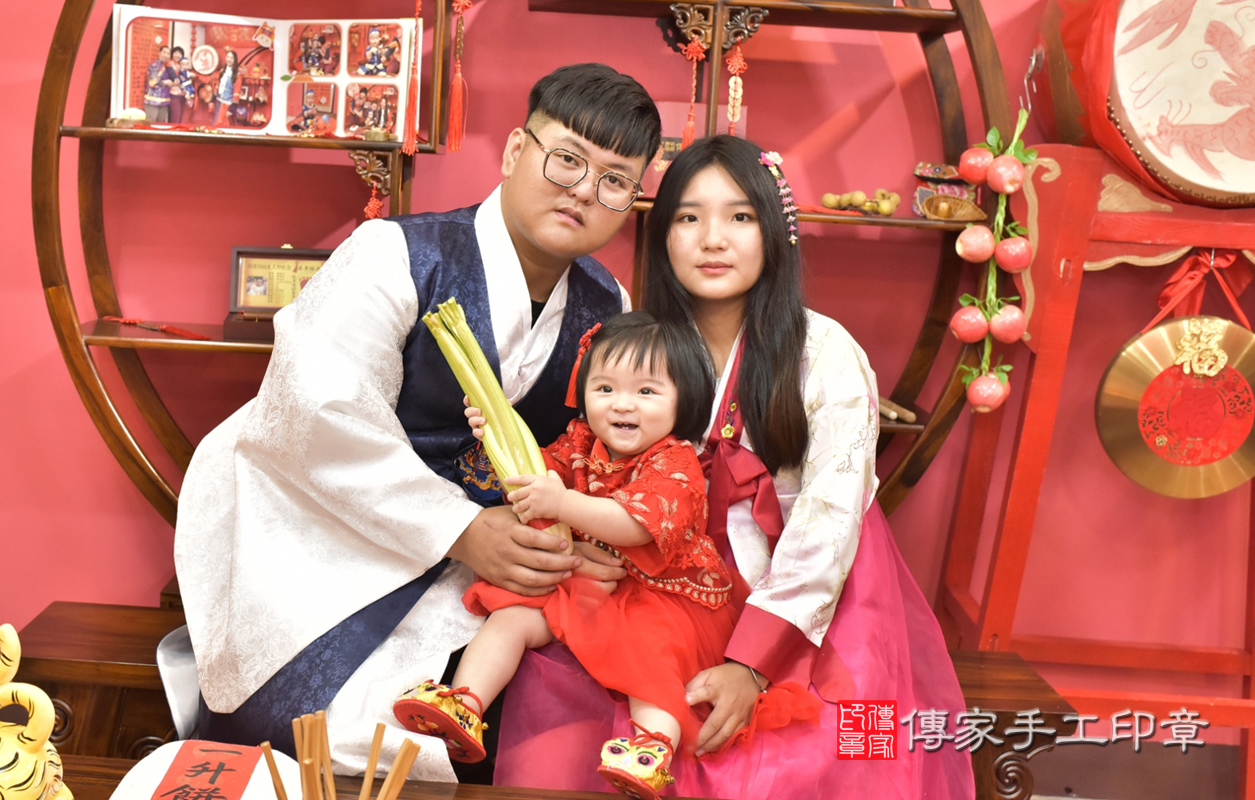 永和區徐寶寶古禮抓周：抓周儀式【抱芹菜】。照片1