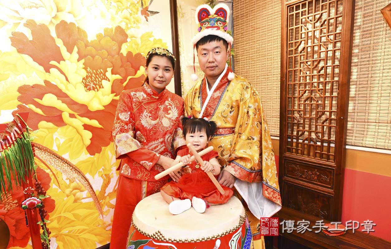 桃園市八德區王寶寶古禮抓活動:【打鼓歌】朗誦祝福。打鼓歌是搭配朗誦和打鼓的動作，讓孩子得到祝福。桃園店抓周。照片12