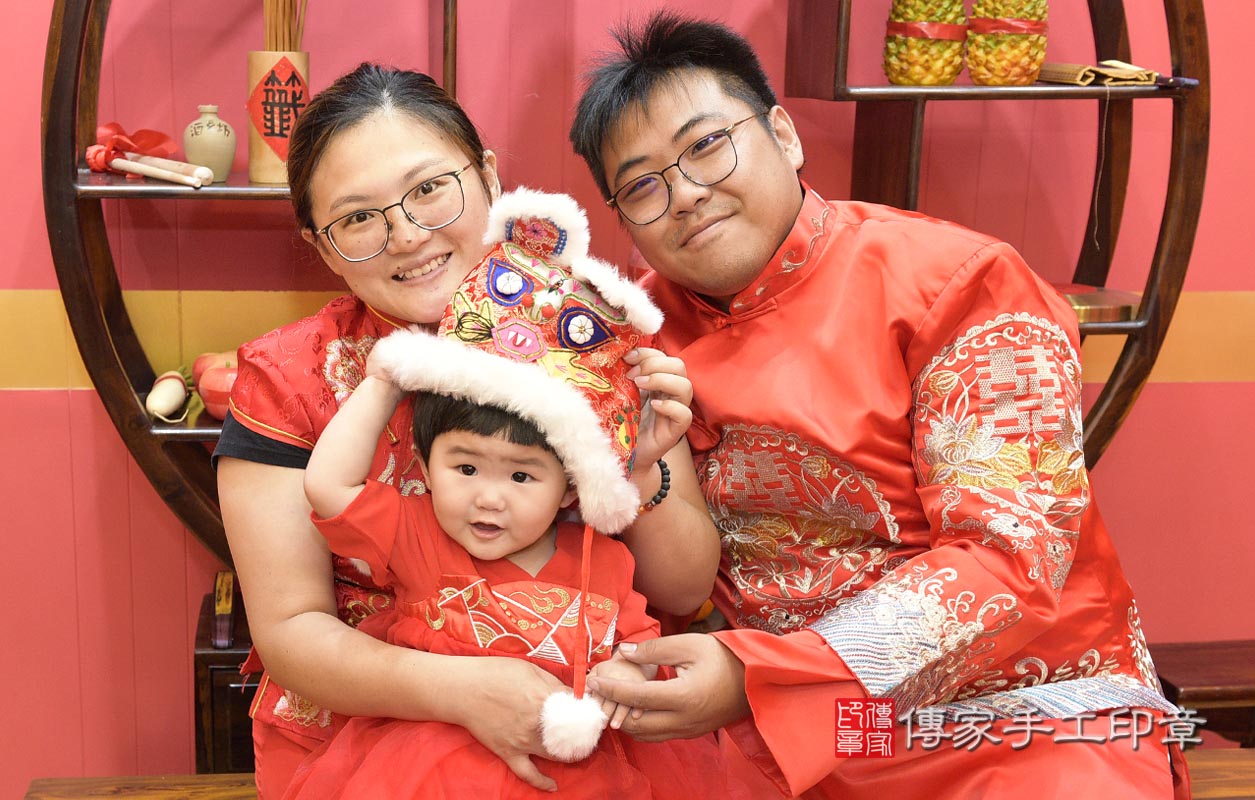 桃園市八德區涂寶寶古禮抓周祝福活動:【穿抓周虎衣、帶抓周虎帽、穿抓周虎鞋】：滿週歲趨吉避凶的吉祥衣服穿戴 。桃園店抓周。照片4