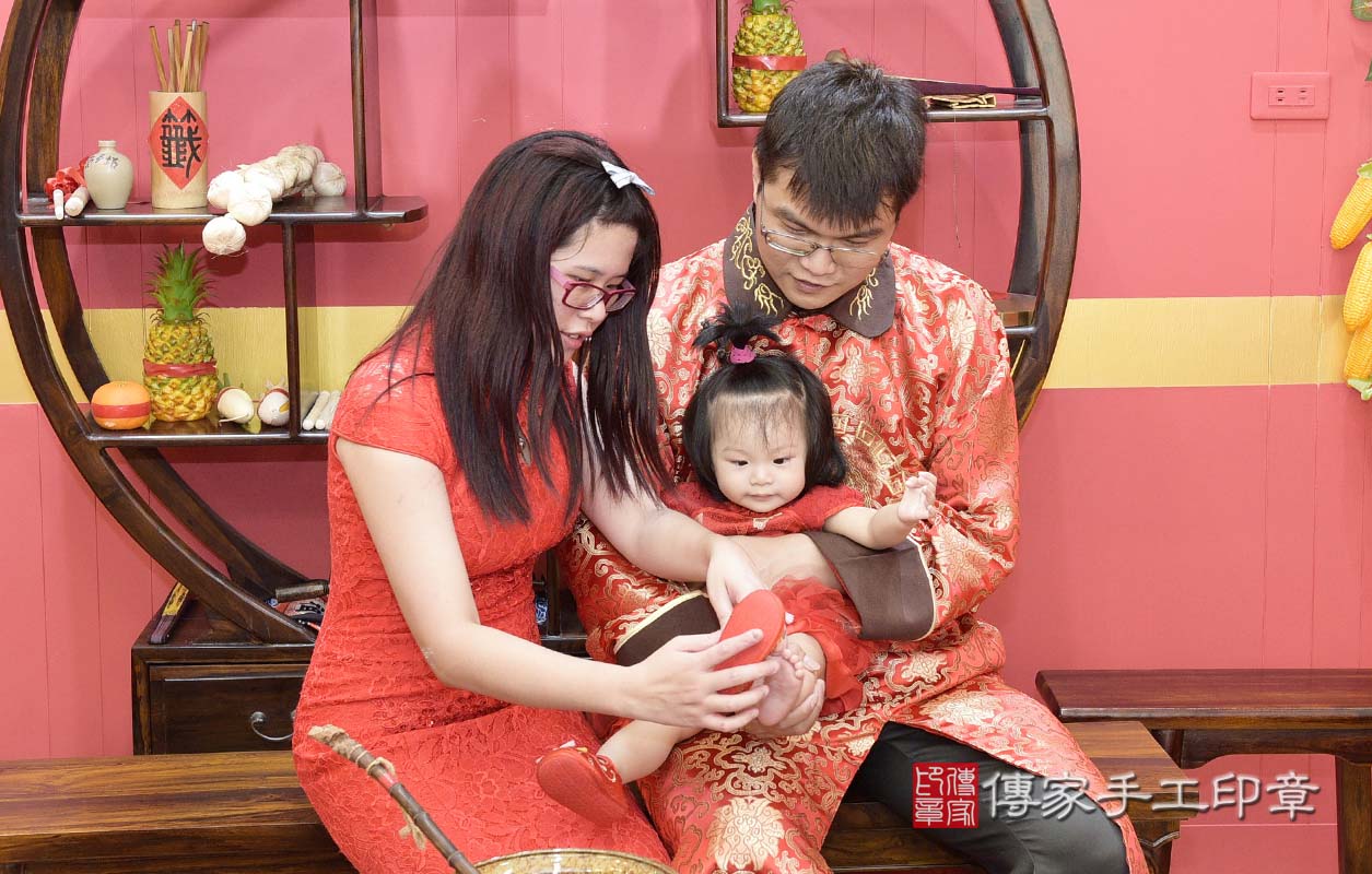 桃園市八德區陳寶寶古禮抓周祝福活動:【穿抓周虎衣、帶抓周虎帽、穿抓周虎鞋】：滿週歲趨吉避凶的吉祥衣服穿戴 。桃園店抓周。照片6