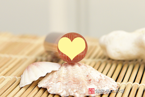 半手工噴砂印章:染色紅瑪瑙臍帶章實際成品、印章作品分享、染色紅瑪瑙印章材質介紹。(臍帶印章、肚臍章、肚臍印章,胎毛印章,一圓一方)傳家手工印章桃園店。2020.09.01 半手工噴砂印章:染色紅瑪瑙臍帶章實際成品、印章作品分享、染色紅瑪瑙印章材質介紹。(臍帶印章、肚臍章、肚臍印章,胎毛印章,一圓一方)傳家手工印章桃園店。2020.09.01