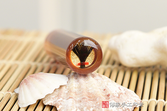 半手工噴砂印章:染色紅瑪瑙臍帶章實際成品、印章作品分享、染色紅瑪瑙印章材質介紹。(臍帶印章、肚臍章、肚臍印章,胎毛印章,一圓一方)傳家手工印章桃園店。2020.09.01 半手工噴砂印章:染色紅瑪瑙臍帶章實際成品、印章作品分享、染色紅瑪瑙印章材質介紹。(臍帶印章、肚臍章、肚臍印章,胎毛印章,一圓一方)傳家手工印章桃園店。2020.09.01