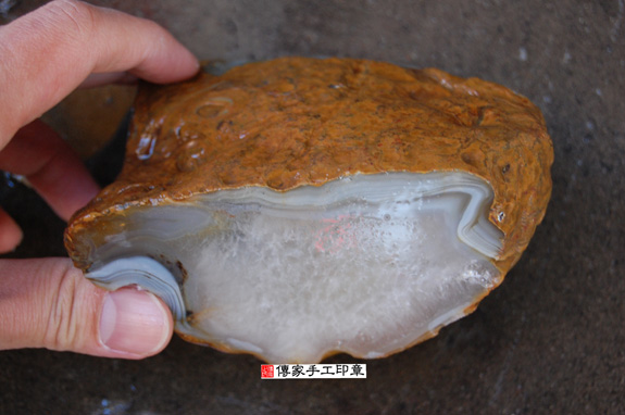 半手工噴砂印章:染色紅瑪瑙臍帶章實際成品、印章作品分享、染色紅瑪瑙印章材質介紹。(臍帶印章、肚臍章、肚臍印章,胎毛印章,一圓一方)傳家手工印章桃園店。2020.09.01 半手工噴砂印章:染色紅瑪瑙臍帶章實際成品、印章作品分享、染色紅瑪瑙印章材質介紹。(臍帶印章、肚臍章、肚臍印章,胎毛印章,一圓一方)傳家手工印章桃園店。2020.09.01