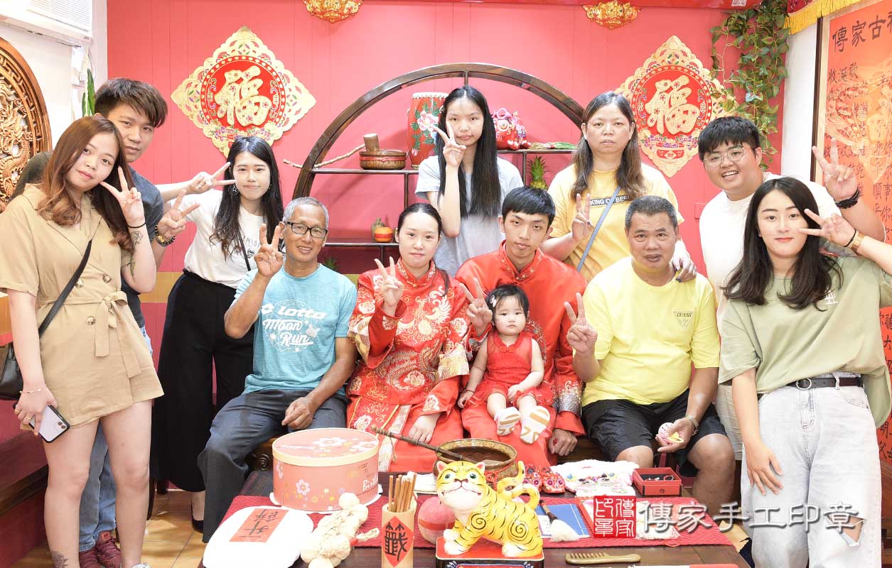桃園市八德區鄭寶寶古禮抓周祝福活動:大合照。 桃園店抓周。照片3