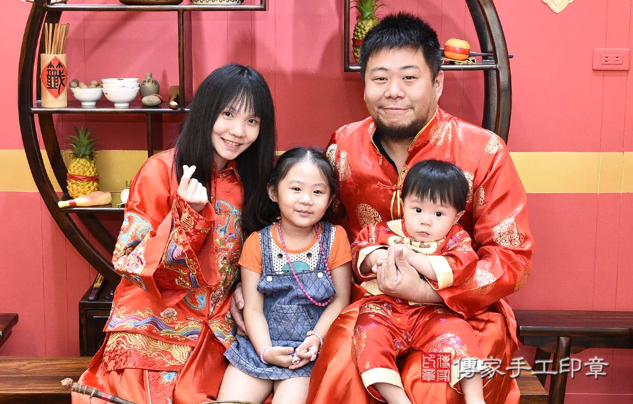 桃園市八德區陳寶寶古禮抓周祝福活動:大合照。 桃園店抓周。照片3