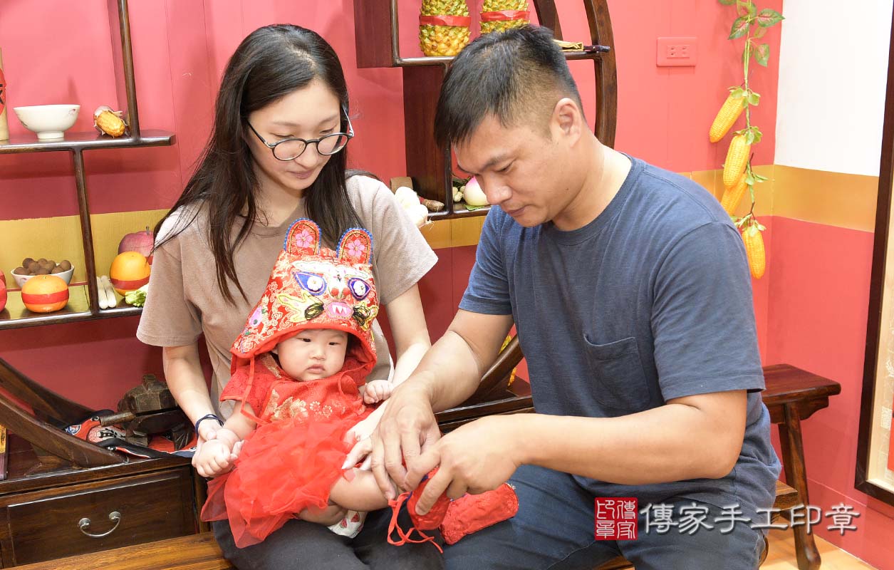 桃園市八德區顏寶寶古禮收涎【穿收涎肚兜】：滿四個月趨吉避凶的吉祥衣服穿戴。桃園店收涎。照片6