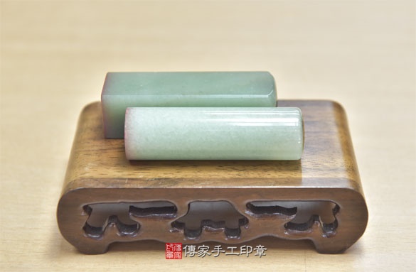 半手工噴砂印章：綠東菱玉臍帶章實際成品、印章作品分享、綠東菱玉印章材質介紹。（臍帶印章、肚臍章、肚臍印章，胎毛印章，一圓一方）傳家手工印章新竹店2020.09.08