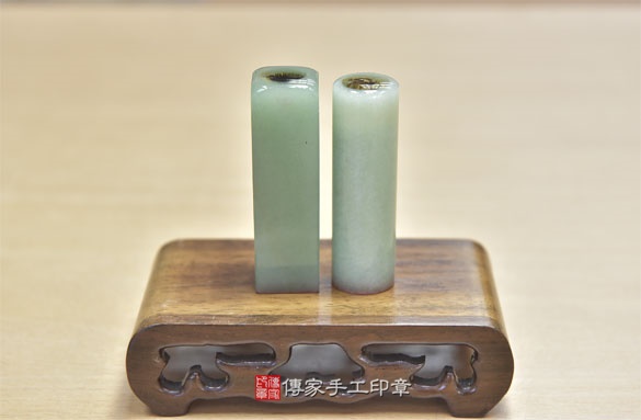 半手工噴砂印章：綠東菱玉臍帶章實際成品、印章作品分享、綠東菱玉印章材質介紹。（臍帶印章、肚臍章、肚臍印章，胎毛印章，一圓一方）傳家手工印章新竹店2020.09.08