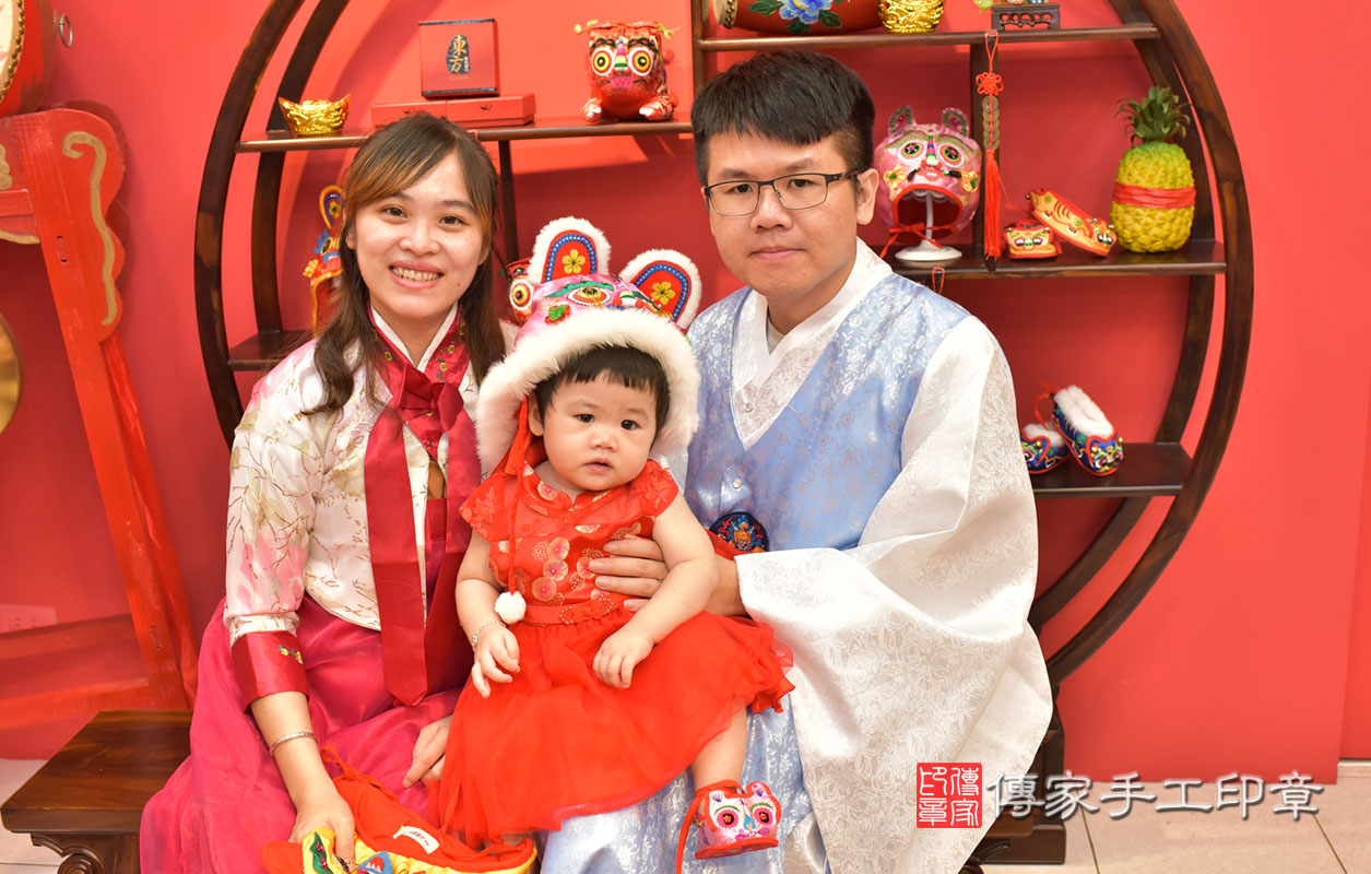 北區劉寶寶古禮抓周：滿週歲趨吉避凶的吉祥衣服穿戴-穿周虎帽。照片3