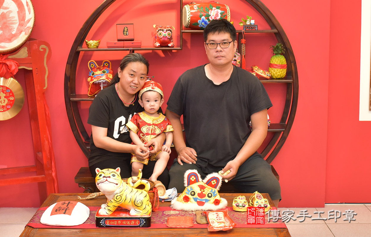 北區蔡寶寶古禮抓周：抓周全家福大合照。照片1