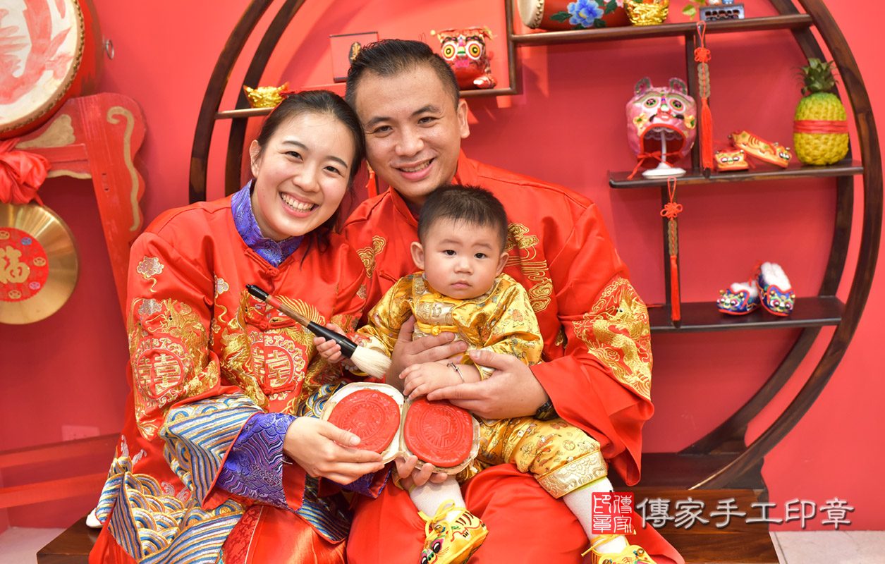 北區蕭寶寶古禮抓周：抓周儀式【度晬歌、（腳踩紅龜糕）】。照片1