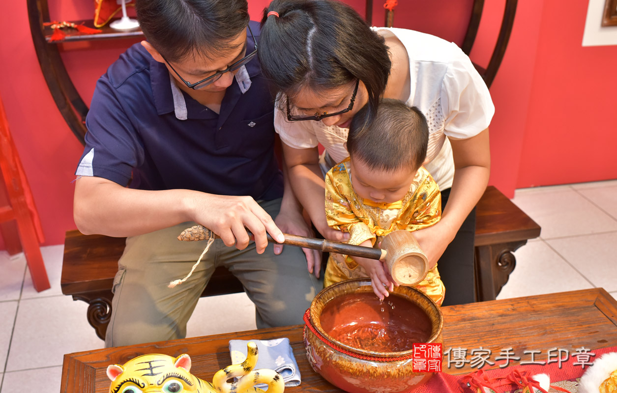 北區薛寶寶古禮抓周：寶寶抓周淨手儀式。照片1